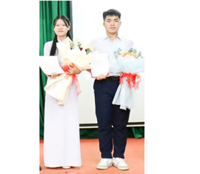 Hai học sinh ưu tú Trường THPT Đức Trọng vinh dự được kết nạp vào Đảng